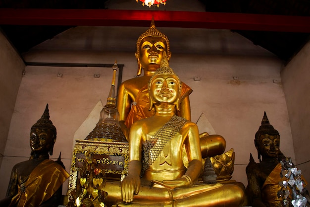 Antico vecchio Buddha in rovina antica ubosot di Wat Nang Kui Tempio per i viaggiatori thailandesi visita e rispetto preghiera benedizione desiderio mito sacro mistico il 21 gennaio 2024 ad Ayutthaya Thailandia