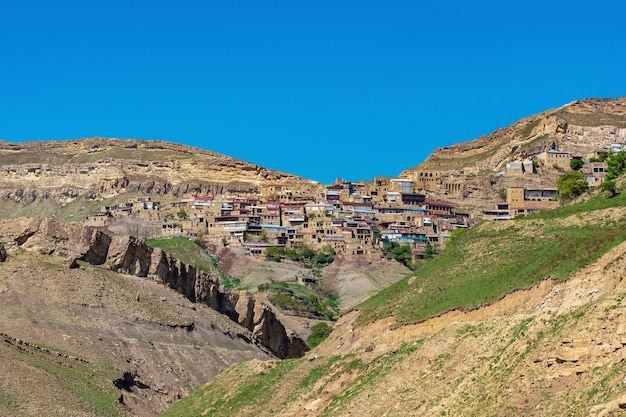 Antico villaggio di montagna Chokh sul bordo del canyon in Daghestan