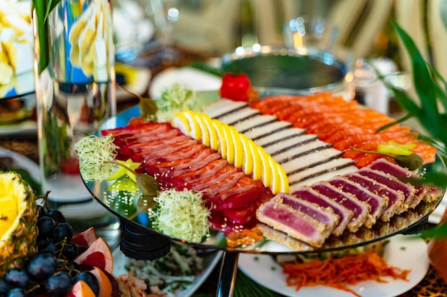 Antipasti assortiti affettati su pezzi su un piatto in un ristorante prima di incontrare gli ospiti Piatti festivi per banchetti Closeup