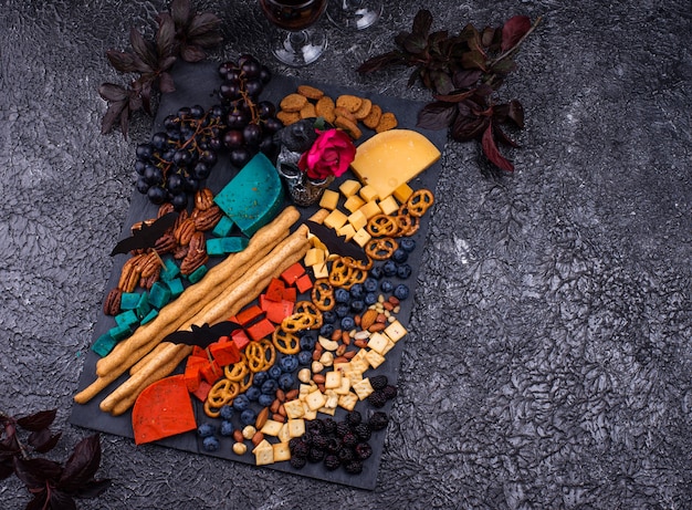 Antipasti di Halloween Piatto di formaggi con snack