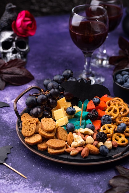 Antipasti di Halloween Piatto di formaggi con snack