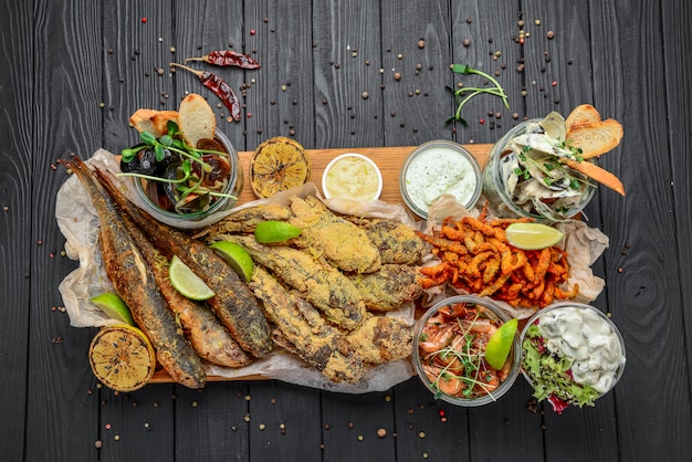 Antipasti di pesce assortiti, pesce fritto, cozze e gamberi