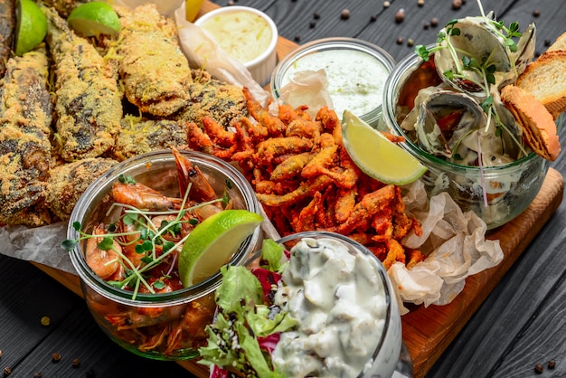 Antipasti di pesce assortiti, pesce fritto, cozze e gamberi