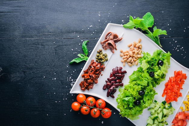 Antipasti freddi Affettatura di verdure Cibo italiano Su fondo di legno Vista dall'alto Spazio libero per il testo