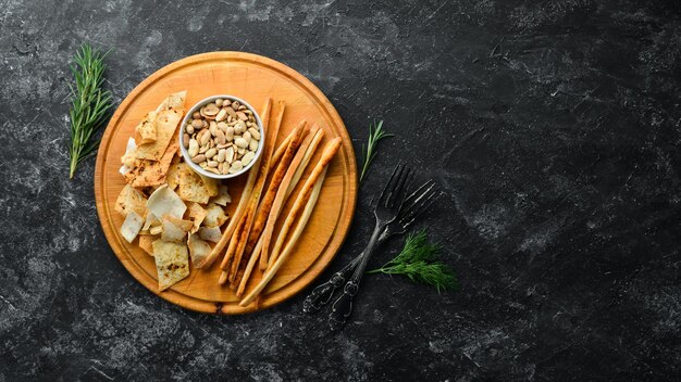 Antipasti salati per birra Snack e arachidi Vista dall'alto Spazio per la copia gratuito