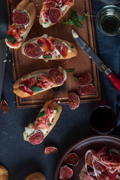 Antipasti spagnoli con vino