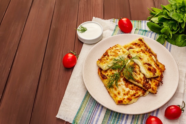 Antipasto caldo - pane pita con formaggio ed erbe. Cibo vegetariano sano