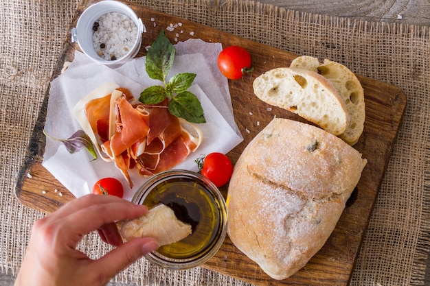 Antipasto - ciabatta, prosciutto, basilico, pomodoro