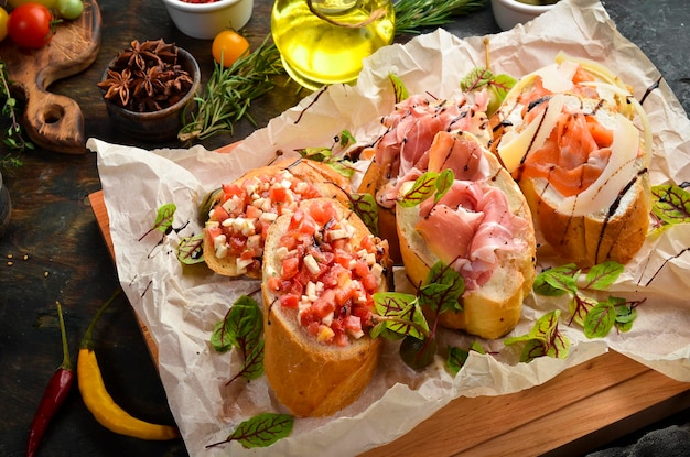 Antipasto Cibo italiano Bruschetta con prosciutto e salmone su tavola di legno Vista dall'alto Stile rustico