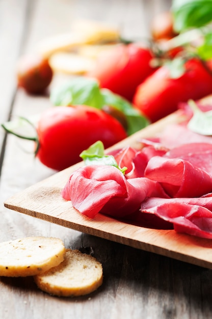 Antipasto con bresaola italiana e pomodoro