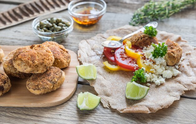 Antipasto con falafel, ricotta e verdure