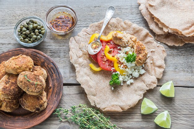 Antipasto con falafel, ricotta e verdure