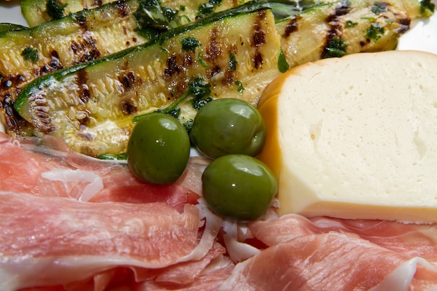 antipasto con prosciutto crudo, formaggio e verdure grigliate