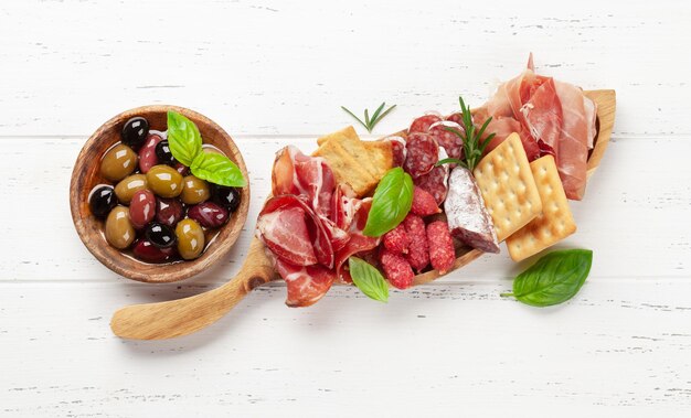 Antipasto con prosciutto salame crackers formaggio e olive