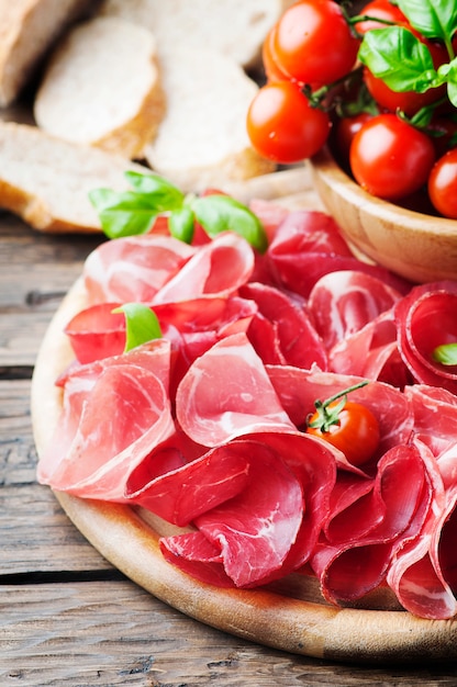 Antipasto delizioso italiano con prosciutto e bresaola