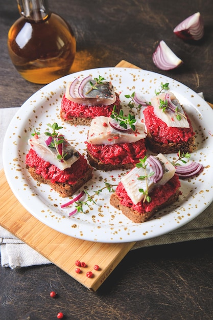 Antipasto di aringhe Aringhe con barbabietole su pane di segale Concetto di cibo per il cervello Cucina casalinga