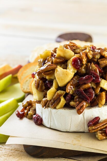 Antipasto di brie al caramello e mirtillo rosso per la festa di Natale.