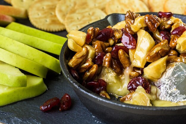 Antipasto di brie al caramello e mirtillo rosso per la festa di Natale.