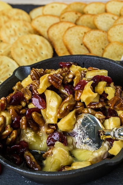 Antipasto di brie al caramello e mirtillo rosso per la festa di Natale.