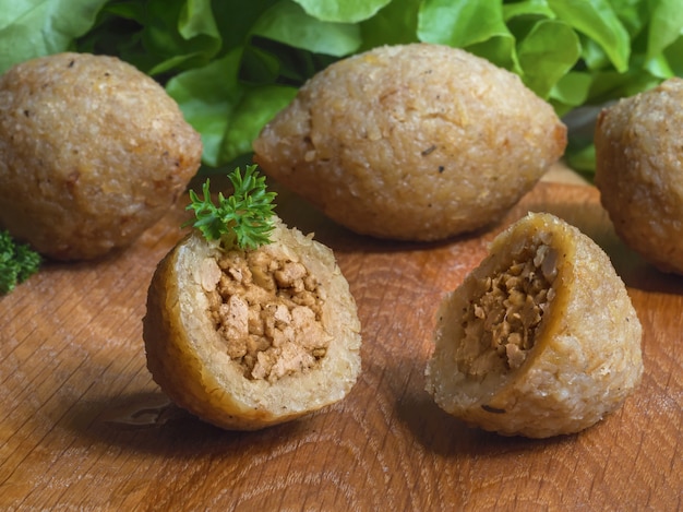 Antipasto di carne arabo Kibbeh. Kibbeh arabo tradizionale con agnello e pinoli.