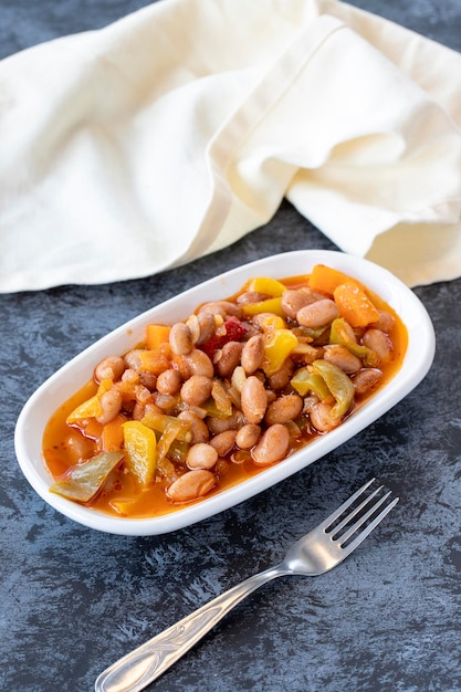 Antipasto di fagioli nani Cucina tradizionale turca e araba meze Spuntino servito insieme al piatto principale Cibo vegetariano naturale Barbunya plaki Fagioli peperoncino