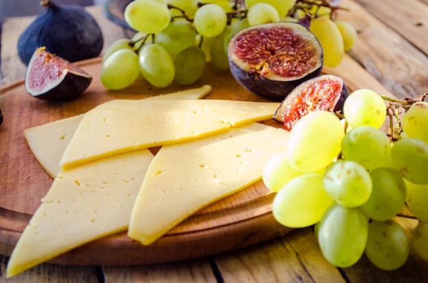 Antipasto di formaggio con fichi e uva