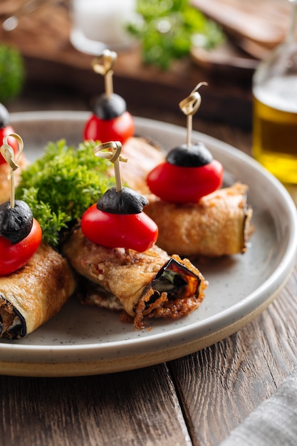 Antipasto di involtini di melanzane su un piatto