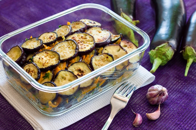 Antipasto di melanzane fritte e marinate con cipolla e carota