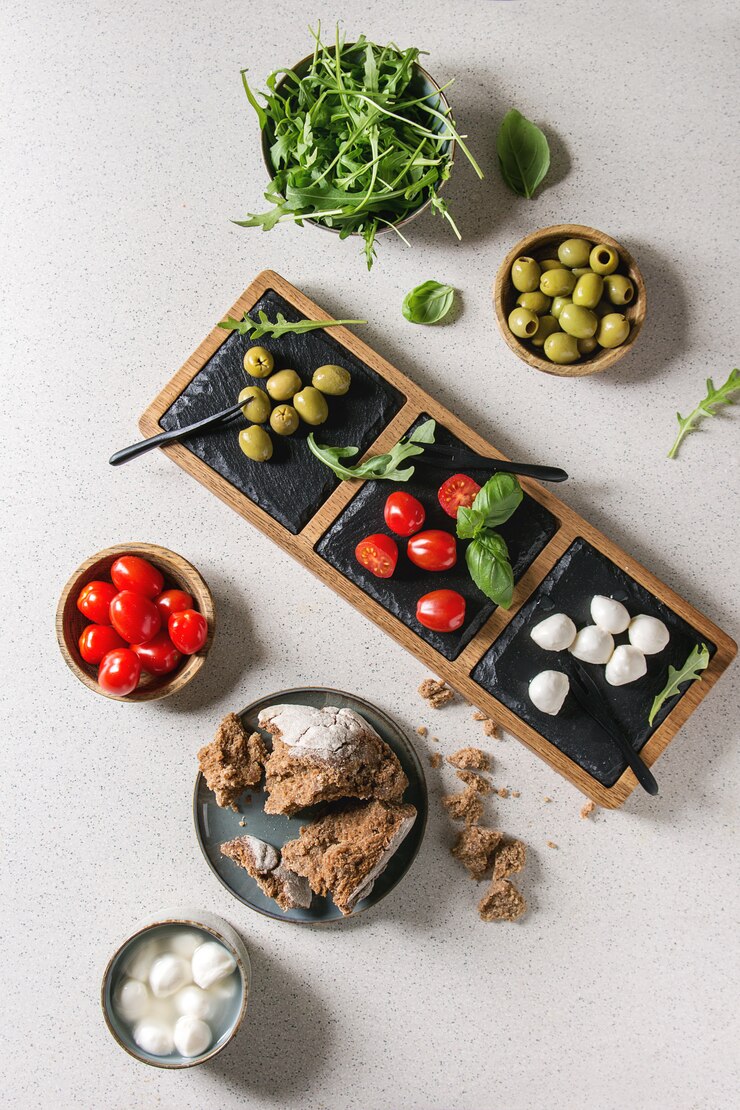 Antipasto di olive pomodori mozzarella