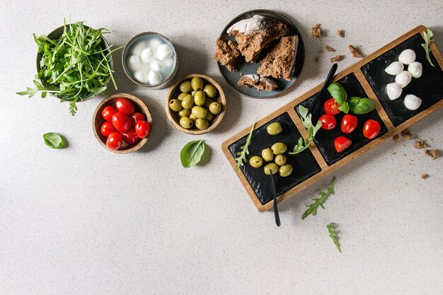 Antipasto di olive pomodori mozzarella