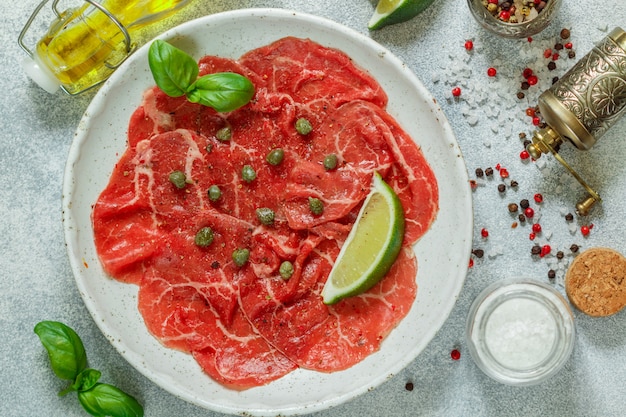 Antipasto di salumi di carne fresca - carpaccio di manzo al limone o lime