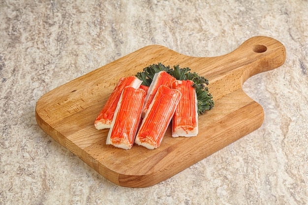 Antipasto di snack surimi di pesce con bastoncini di granchio