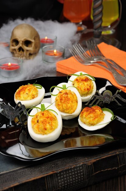 Antipasto di uova ripiene in una zucca durante la festa di Halloween