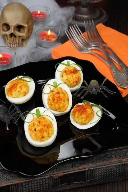 Antipasto di uova ripiene in una zucca durante la festa di Halloween