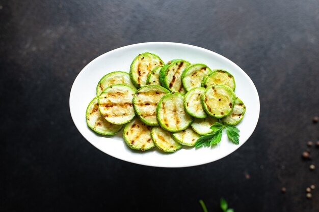 Antipasto di verdure grigliate di zucchine sul tavolo dieta vegetariana vegana o vegetariana