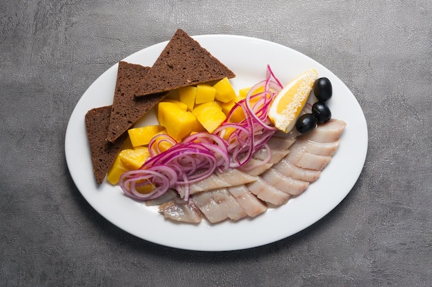 Antipasto freddo di aringhe salate con patate e cipolla rossa