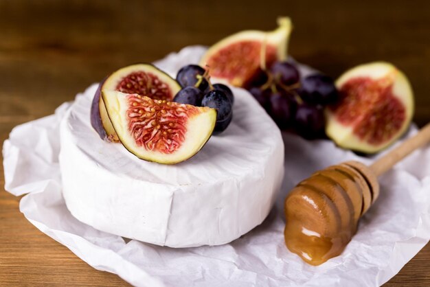 Antipasto Gourmet Brie bianco o Camembert con fichi freschi Miele e uva sullo sfondo di legno