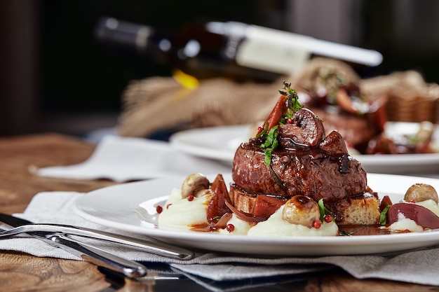 Antipasto gourmet: foie gras con frutti di bosco splendidamente decorato.