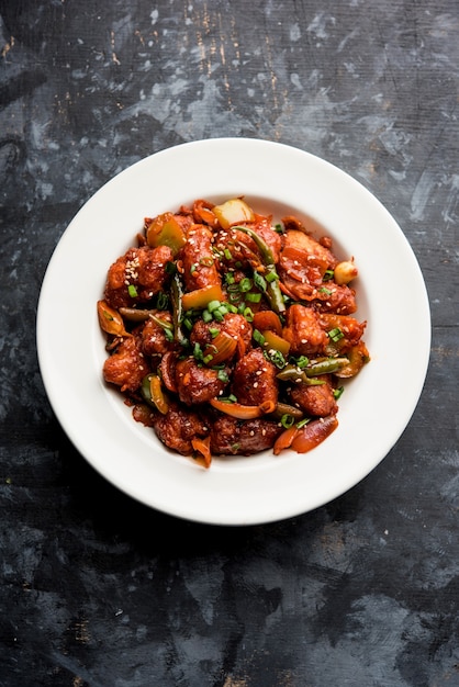 Antipasto indiano di pollo al peperoncino, servito in un piatto