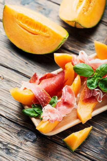 Antipasto italiano con melone e prosciutto