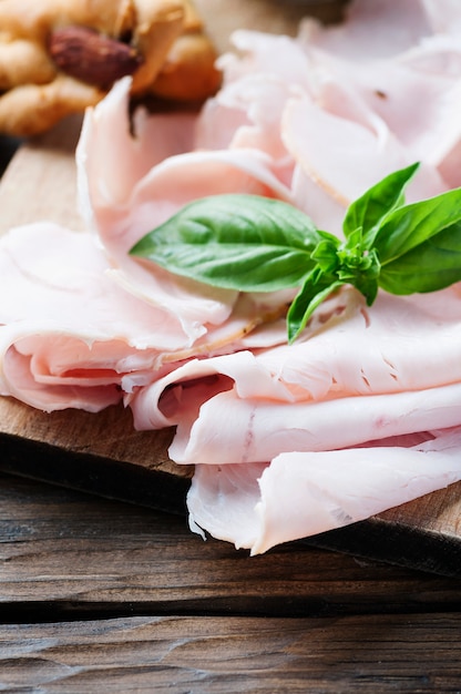 Antipasto Italiano Con Prosciutto Di Pollo E Pane