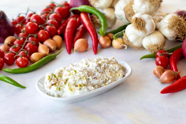 Antipasto Marko Pasha preparato con pollo melanzane arrosto aglio noci e maionese Sapori della cucina tradizionale turca Antipasto servito con il piatto principale