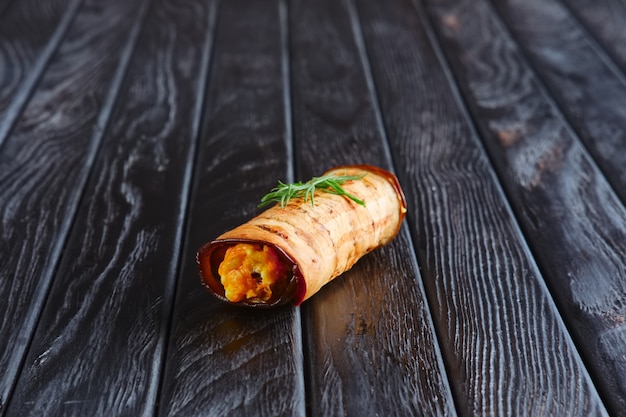 Antipasto per la ricezione. Melanzane ripiene di carota fritta, cipolla, formaggio e uova