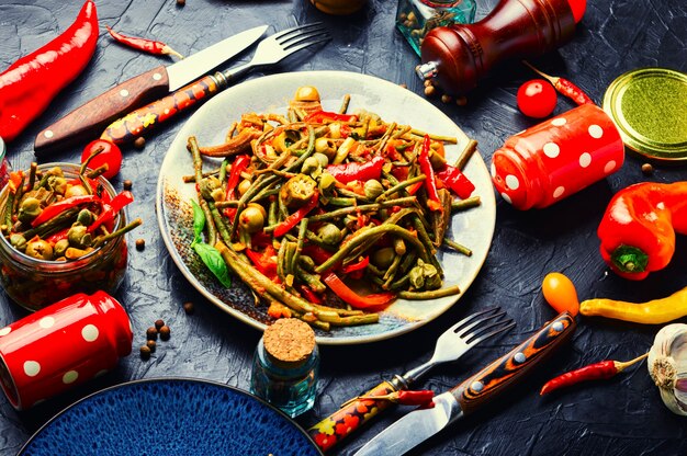 Antipasto piccante di verdure a base di peperone, asparagi, pomodoro e capperi