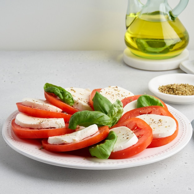 Antipasto sano fresco di insalata di disintossicazione affettata di ristoro caprese italiana mediterranea