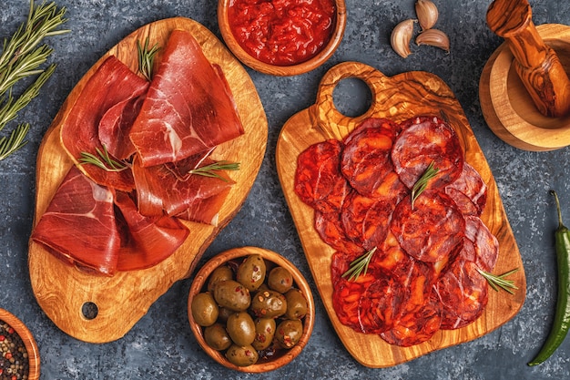 Antipasto spagnolo con salame, verdure e spezie