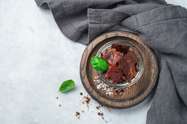 Antipasto vista dall'alto a base di carne di manzo naturale con spezie e basilico in una ciotola con panno da cucina