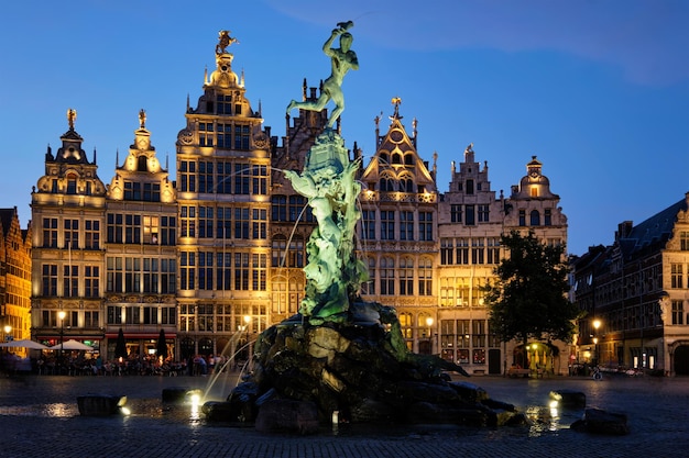 Antwerp Grote Markt con la famosa statua di Brabo e la fontana di notte Belgio