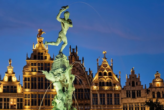 Antwerp Grote Markt con la famosa statua di Brabo e la fontana di notte Belgio