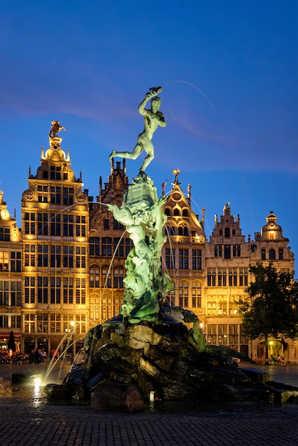 Anversa Grote Markt con la famosa statua di Brabo e la fontana di notte, in Belgio